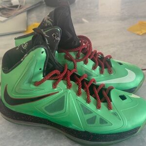 Nike LeBron 11 “Christmas” Green Red Basketball Sneakers
Men’s Size 9